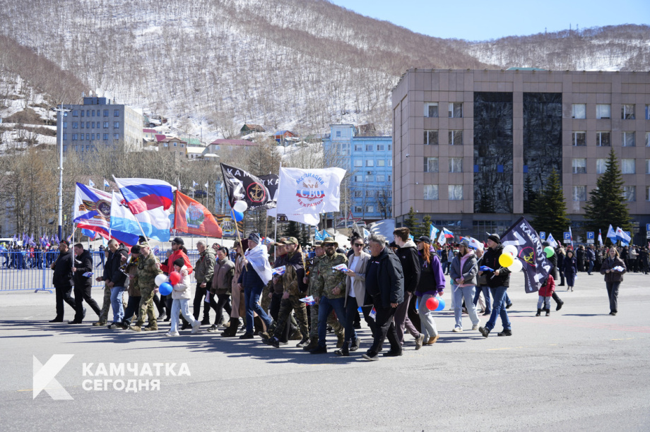 Тысячи камчатцев вышли на первомайское шествие на площади Ленина (фоторепортаж). Фото: ИА «Камчатка». Фотография 12