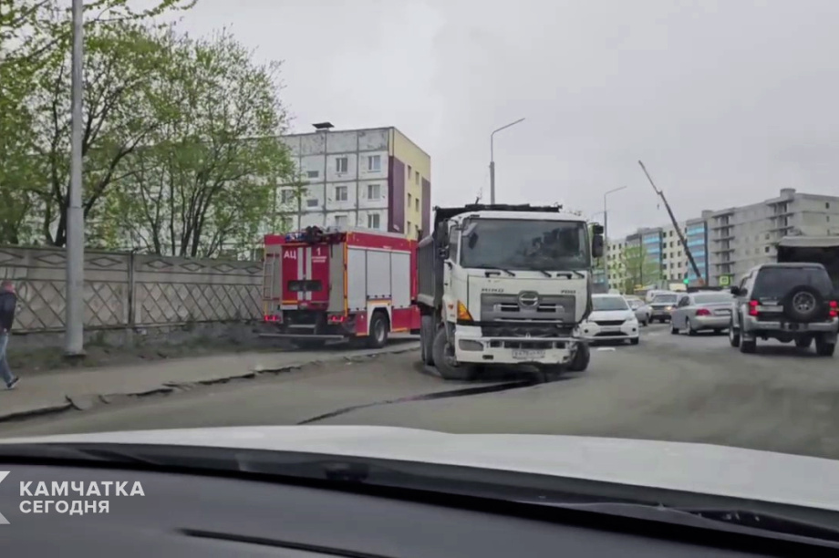Движение затруднено из-за серьёзного ДТП в Петропавловске-Камчатском. ИА Камчатка. Фотография 4